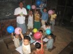 Treelo deelt ballonnen uit in Nyaung U